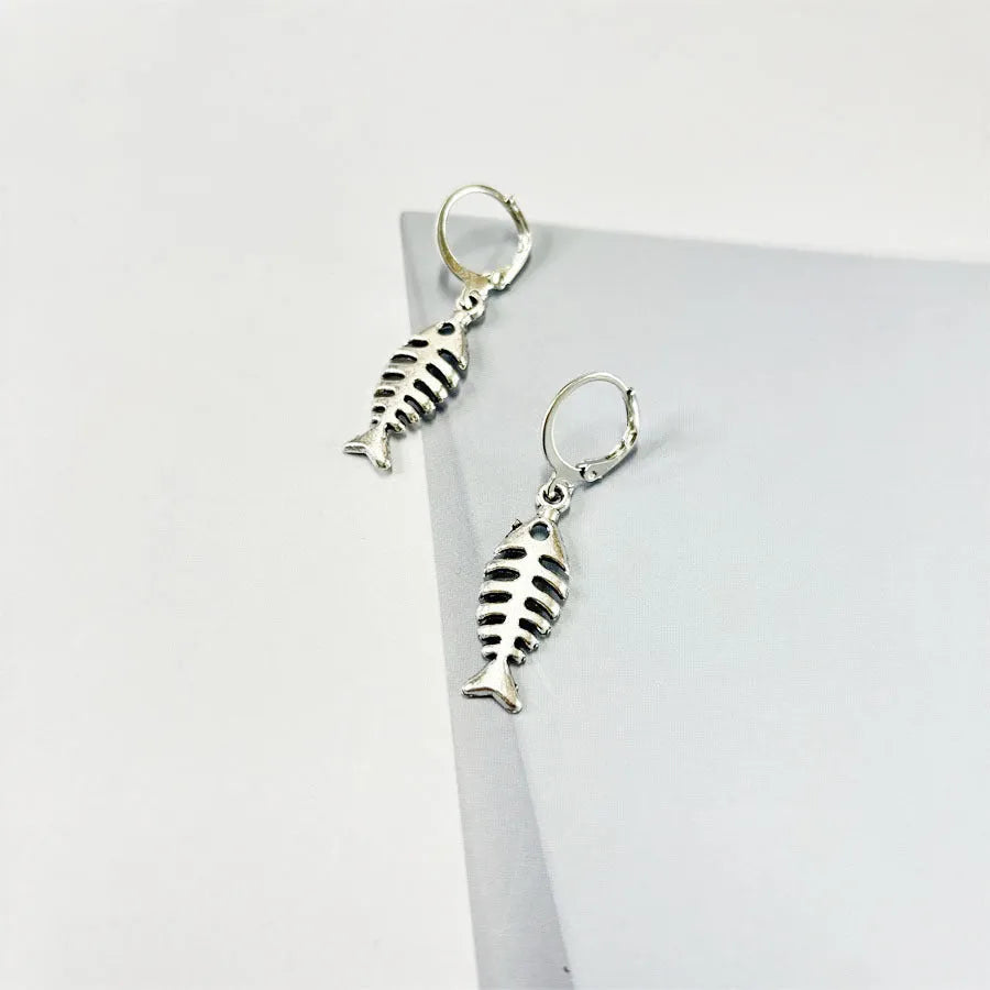 Fishbone motif pendant necklace and matching earrings set in retro-style alloy jewellery with adjustable chain.