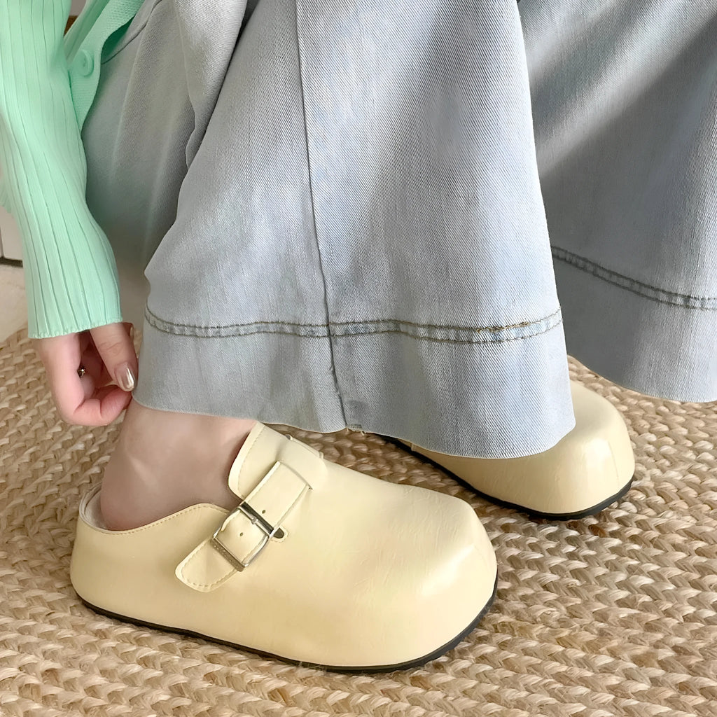 Flat casual sneakers with a round toe and buckle fastening on a PU upper.
