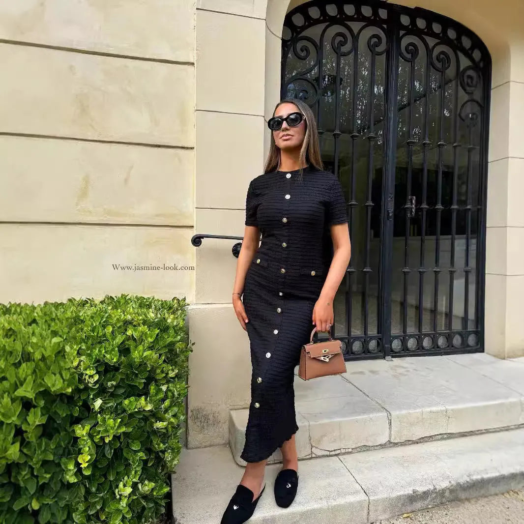 French retro slim fit knitted long-sleeved dress for women in black or white