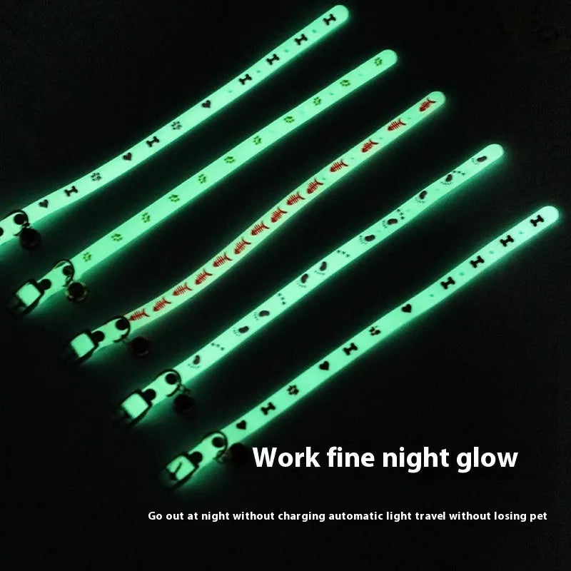 Cat wearing luminous collar with glow-in-the-dark paw print design on adjustable 29cm silicone chain