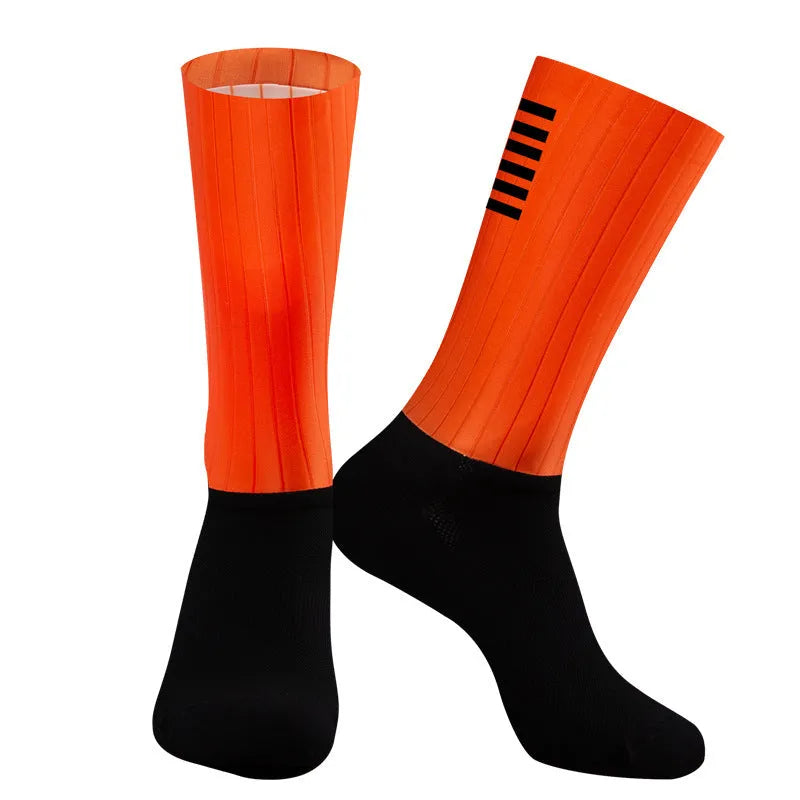 Athletic socks for cycling and running in chemical fibre blend fabric with moisture-wicking properties