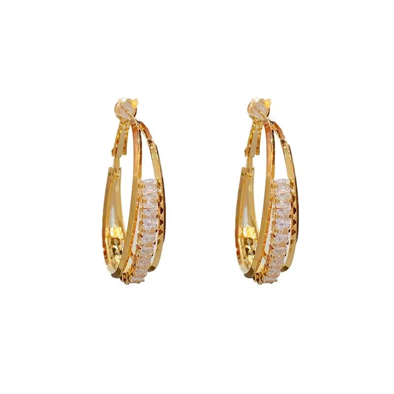 Zircon oval earrings in thick gold plated copper with geometric shape and round detail, fashion OL style for women.