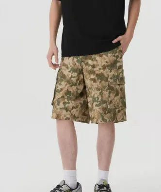 Loose-fitting camouflage shorts in American retro workwear style with cropped length