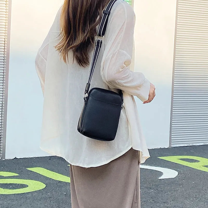 Small solid colour crossbody shoulder bag for women in PU material, shown in beige colour