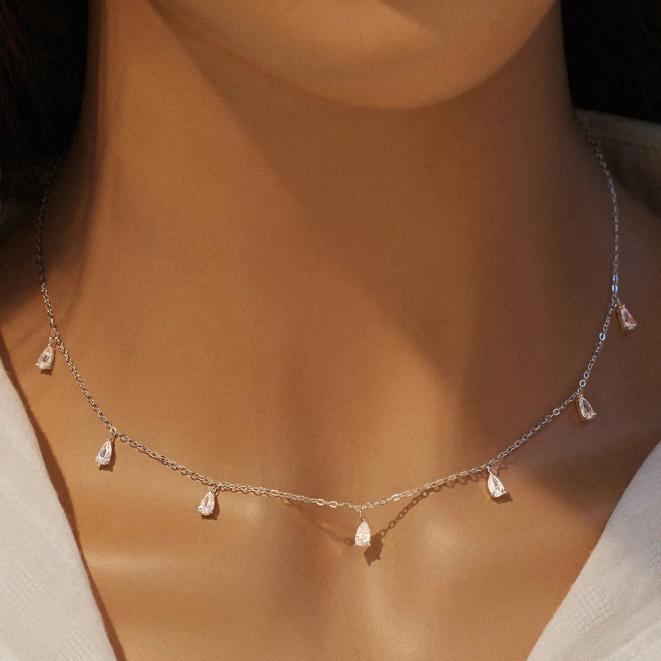 Gentle drop-shaped artificial zircon pendant on an adjustable 925 silver O-chain necklace.