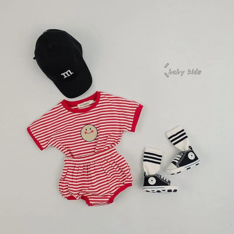 Cotton striped short-sleeved T-shirt and bread shorts infant two-piece suit in red on baby model