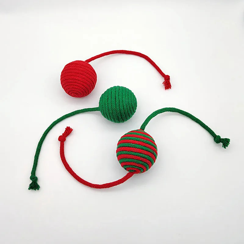 Christmas cat toy with cotton rope ball and sisal ball in green and red, hanging decoration for cats