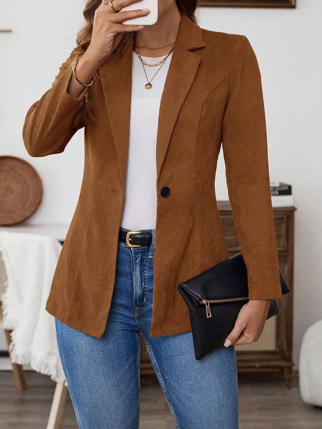 A brown lapel single-breasted long sleeve leisure suit coat.