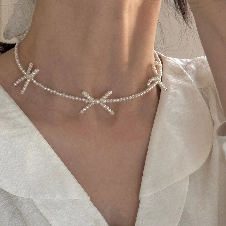 White imitation pearl necklace with bow-shaped pendant on adjustable 31-40 cm chain