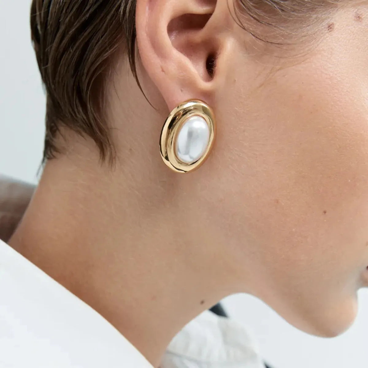 Stainless steel vintage pearl stud earrings with electroplated finish in JDE0305051 colour