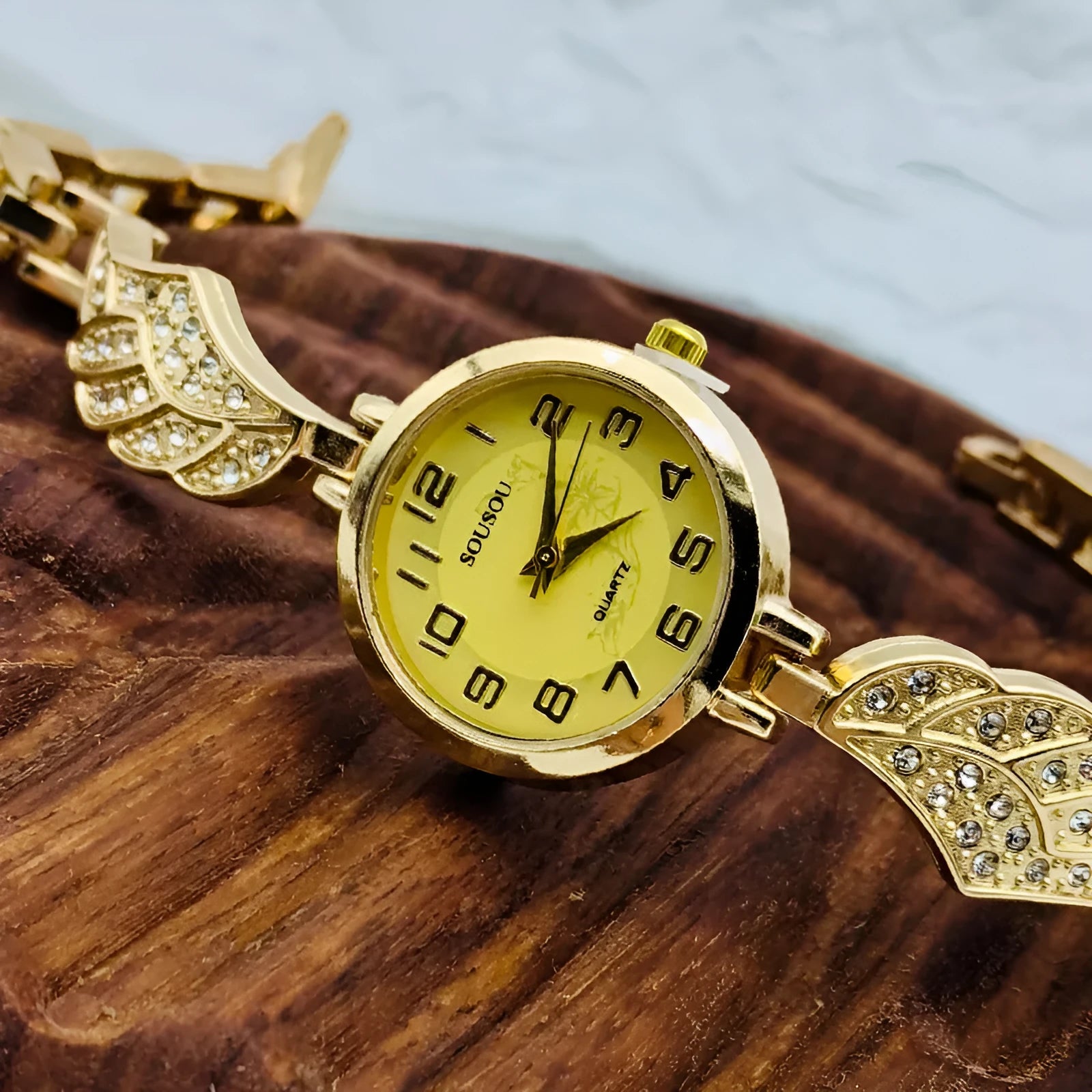 Stainless steel women's watch with round dial and vachette clasp in gold surface colour