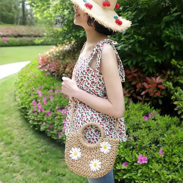 Women's daisy crossbody straw-weave bag in light brown woven material with floral decorative element, 25x20x8cm size