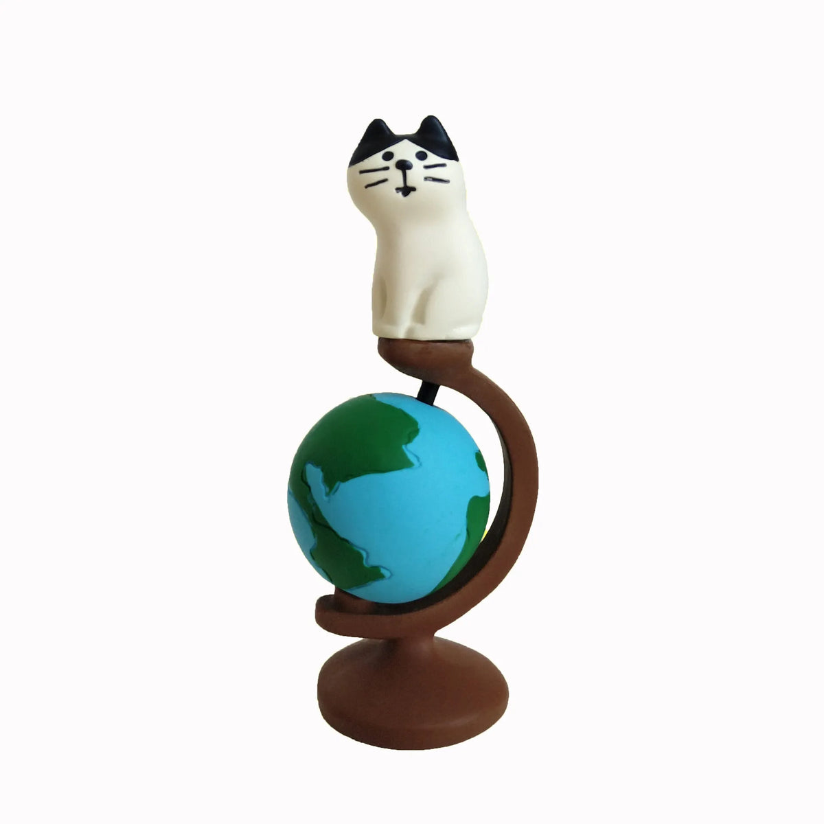 Cartoon cat resin figurine with Statue of Liberty travel theme on display