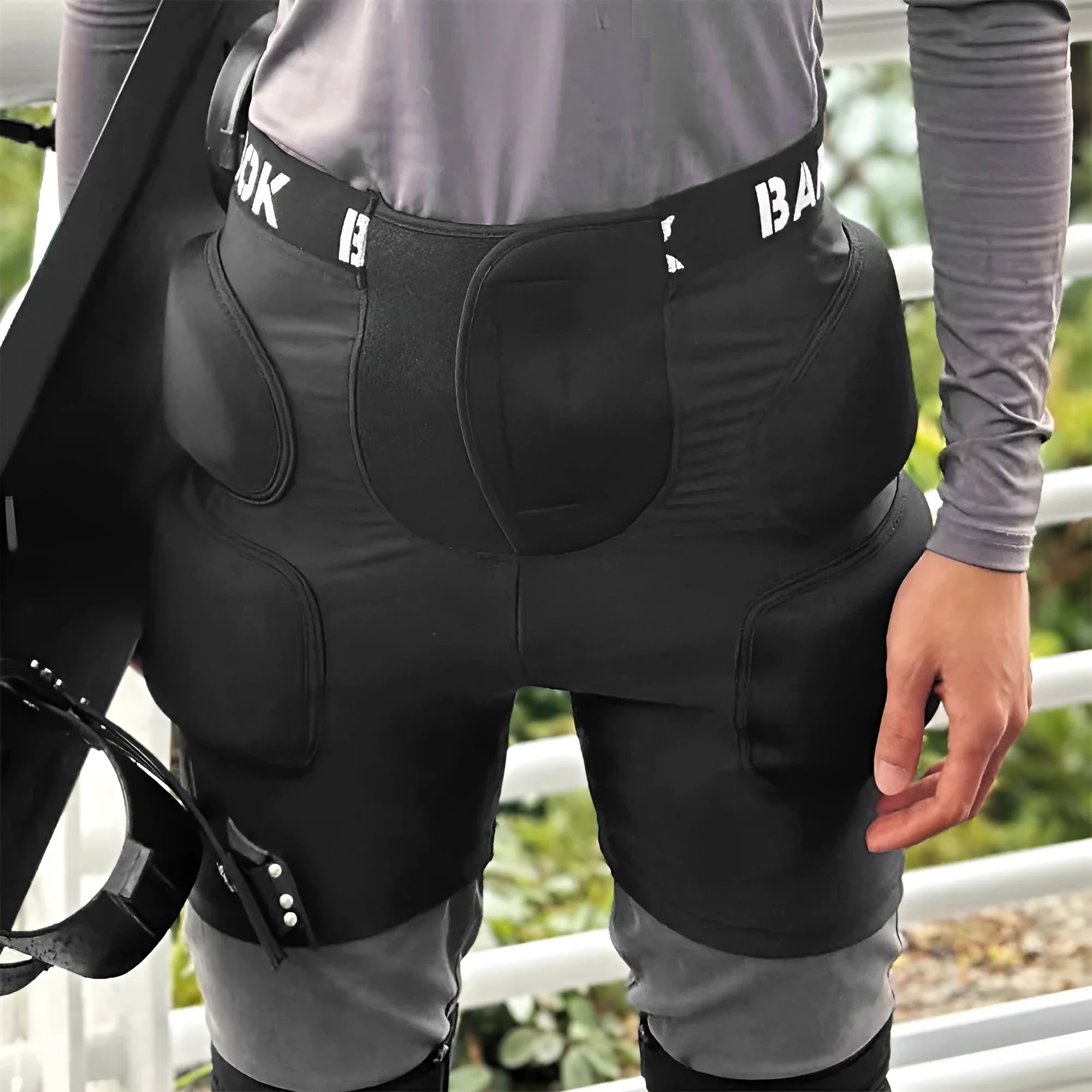 Black skating hip protection trousers with NBR foam padding for fall prevention