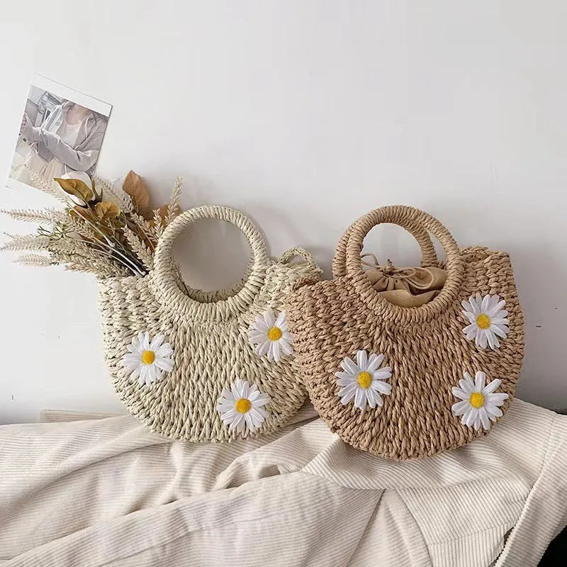 Women's daisy crossbody straw-weave bag in light brown woven material with floral decorative element, 25x20x8cm size