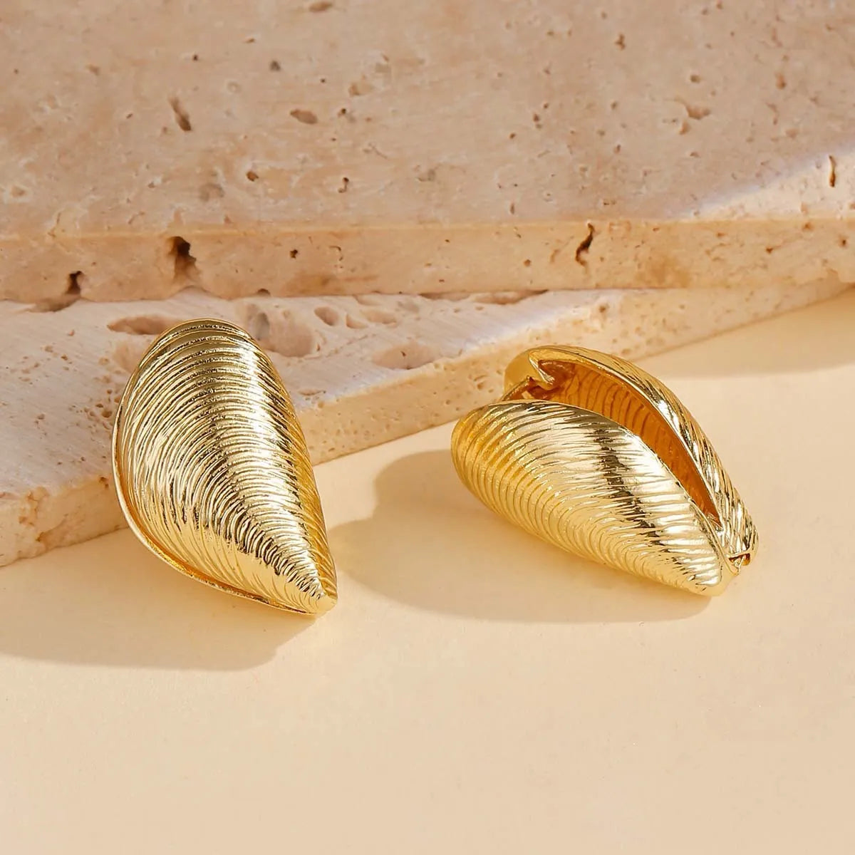 Gold electroplated zinc alloy geometric shell ear clips for women beach style