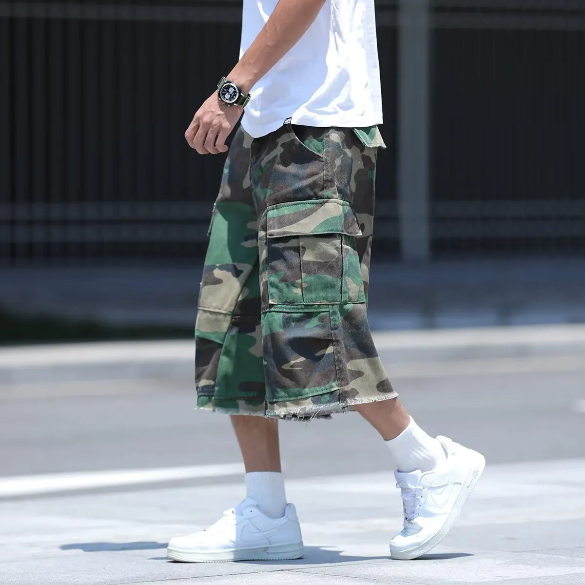 Loose-fitting camouflage shorts in American retro workwear style with cropped length