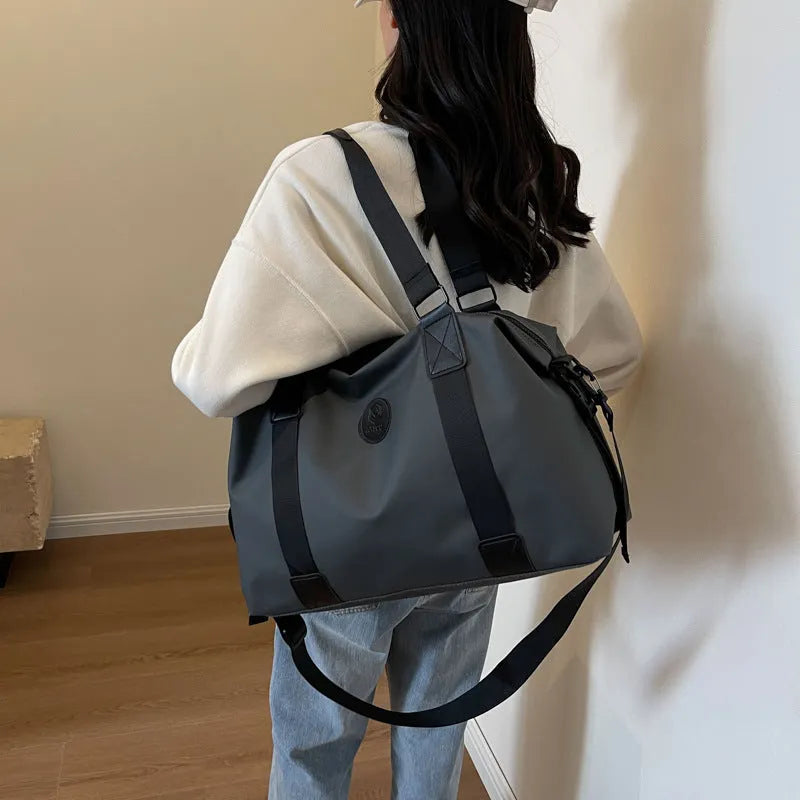 Large capacity waterproof travel bag in Oxford cloth with breathable back panel and multiple colour options