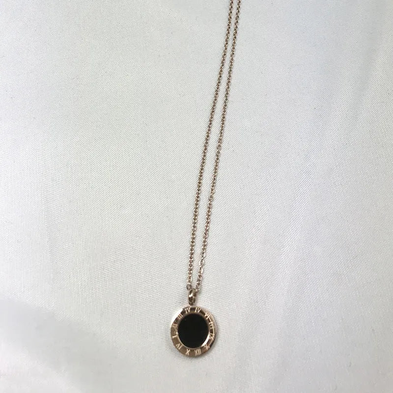 Roman pattern black shell pendant round titanium steel electroplated gold finish