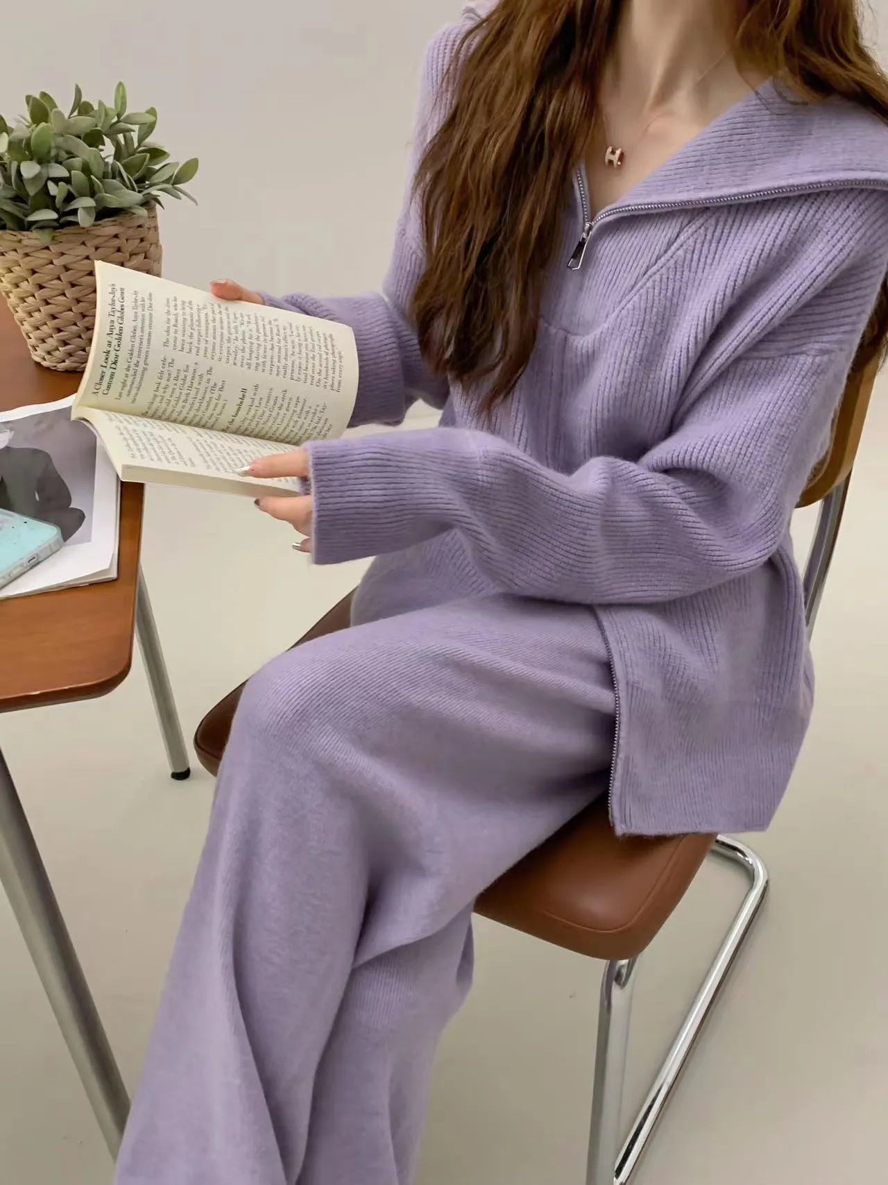 Solid colour women's knitted zipper cardigan and wide-leg trousers two-piece set in beige.