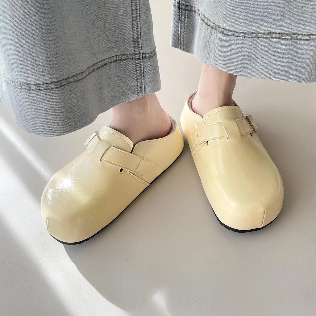 Flat casual sneakers with a round toe and buckle fastening on a PU upper.