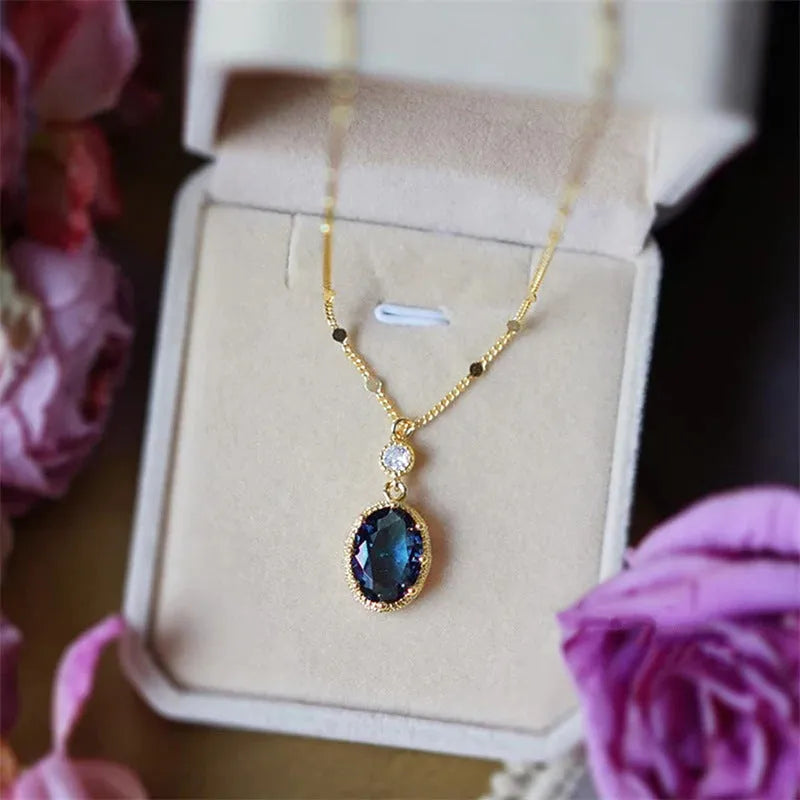 Gold geometric French retro fashion necklace for women and men.