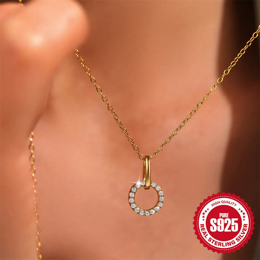 Gold-coloured S925 sterling silver clavicle chain necklace with interlocking design and micro inlaid zircon.