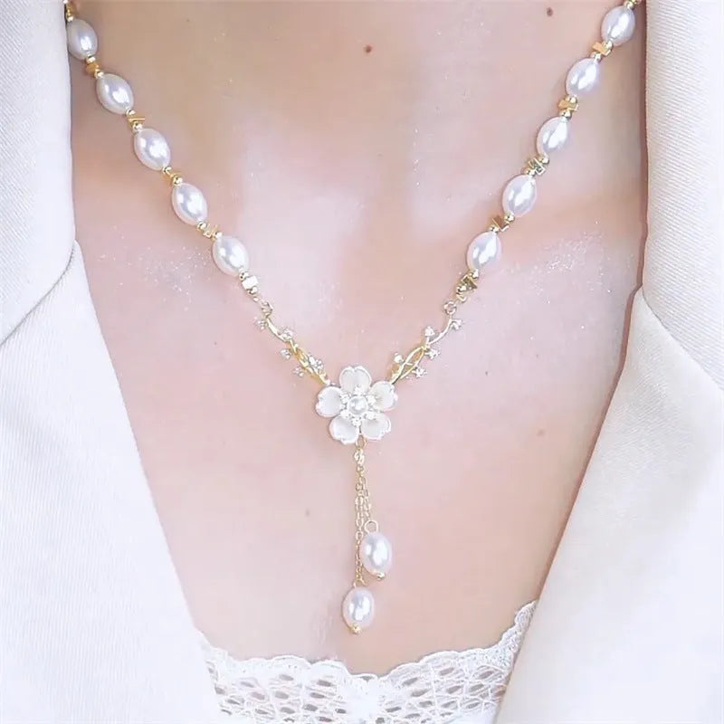 Alloy fashion necklace with pearl flower colour and rose decorative elements on pearl chain