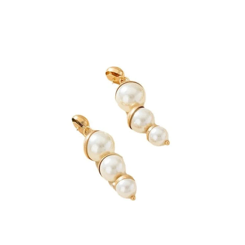 Women's imitation pearl necklace with magnetic snap, mother pearl shell pendant, two-ring 45cm option shown on model