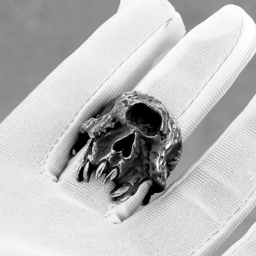 Alloy skull ring for men featuring a one-eyed skull design in a retro punk style.