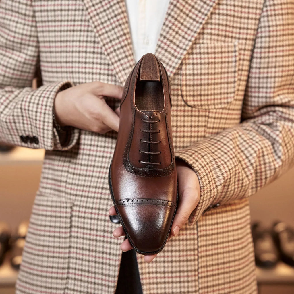 Men's Oxford brogue leather shoes in black or dark brown with cowhide upper and rubber sole