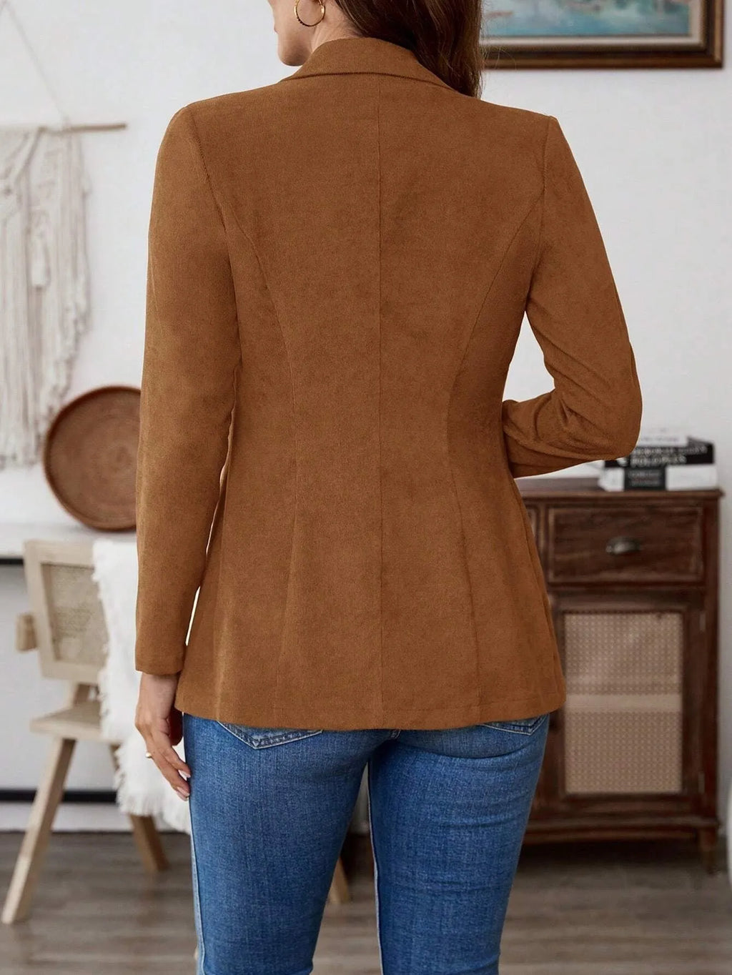 A brown lapel single-breasted long sleeve leisure suit coat.