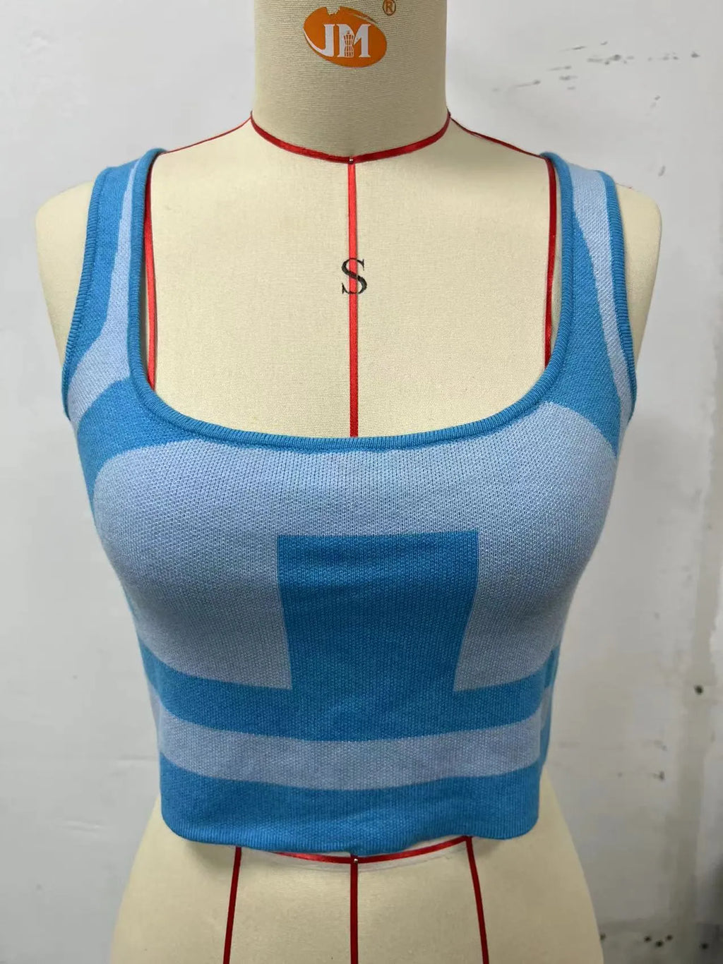 Women's U-collar camisole in polyester fabric with slim fit street fashion styling