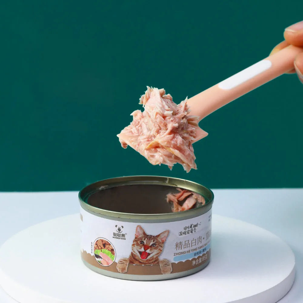 Green pet feeding spoon with right-angle design for canned cat and dog food