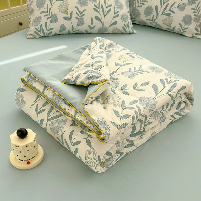 Class A washed cotton double-layer yarn soybean fiber summer quilt with blossom pattern on a light background