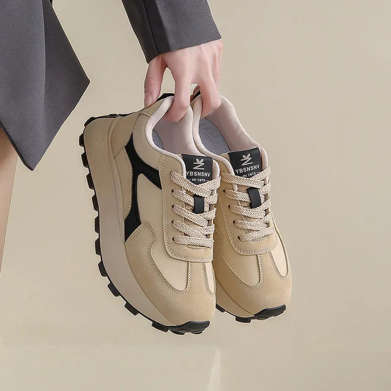 Women's low-top platform sneakers in card black with lace-up front and rubber sole