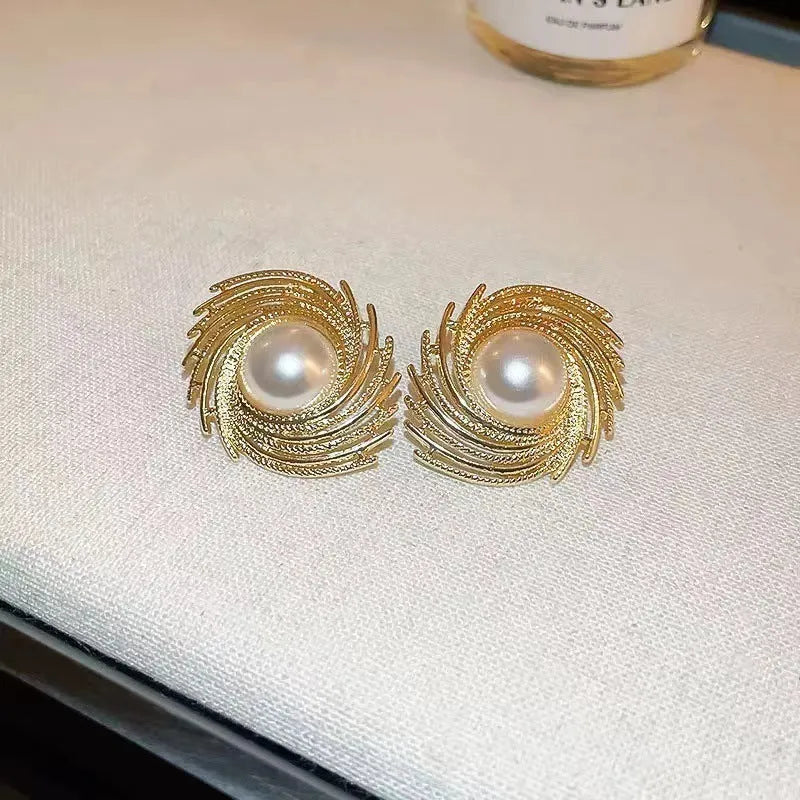 Pearl-coloured flower-shaped women's earrings with irregular decorative elements on electroplated alloy
