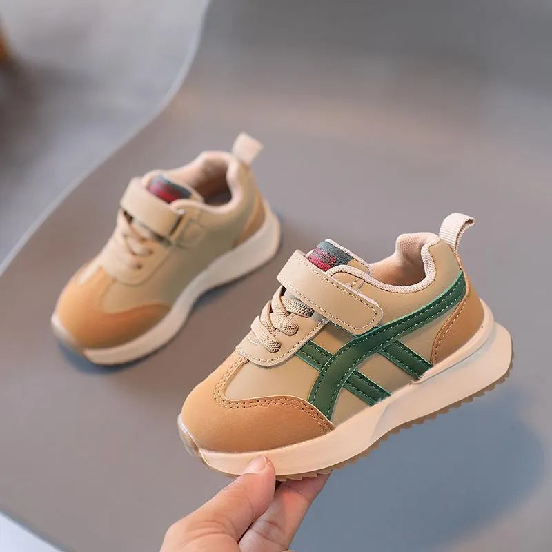 Children's solid-colour Velcro sneaker in beige with a rubber sole and synthetic leather upper.