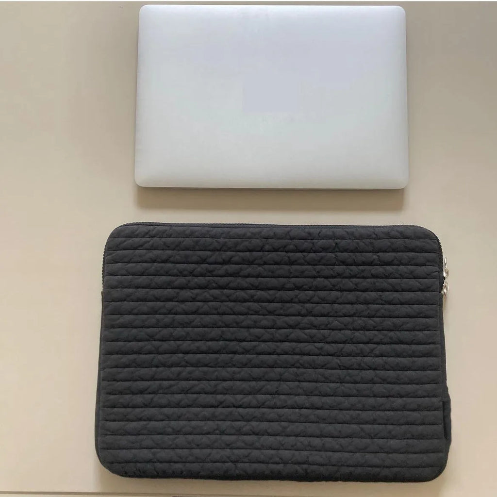 A black or white cotton cloth clutch-style anti-seismic laptop bag for tablet computers.