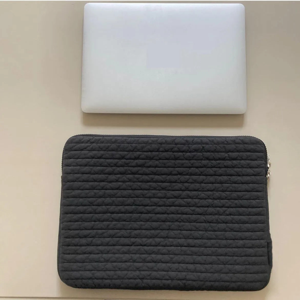 A black or white cotton cloth clutch-style anti-seismic laptop bag for tablet computers.