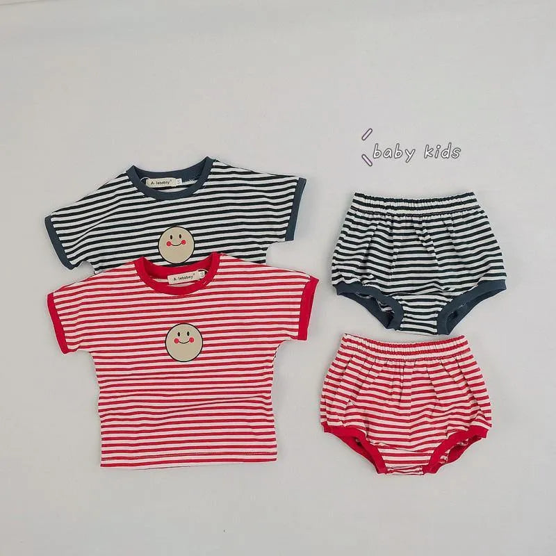 Cotton striped short-sleeved T-shirt and bread shorts infant two-piece suit in red on baby model