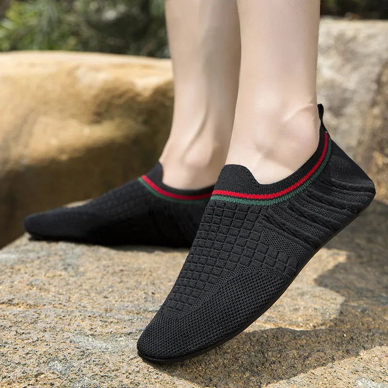 Men's anti-slip barefoot beach shoes in solid colour with breathable mesh upper and flat heel