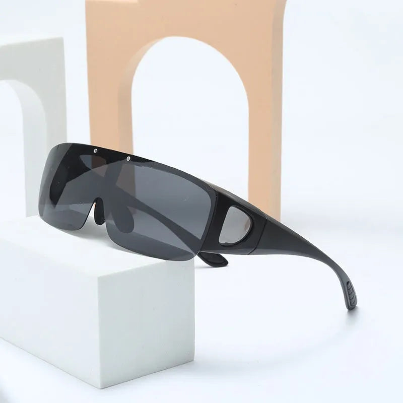 Polarised one-piece sunglasses for myopia correction in black/grey lens, suitable for cycling and outdoor sports.