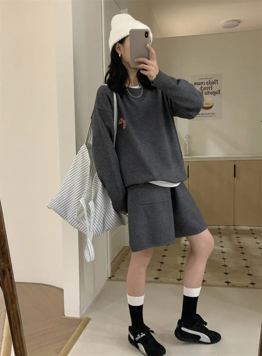 Women's milk blue casual knitted sweater and shorts suit with animal embroidery pattern