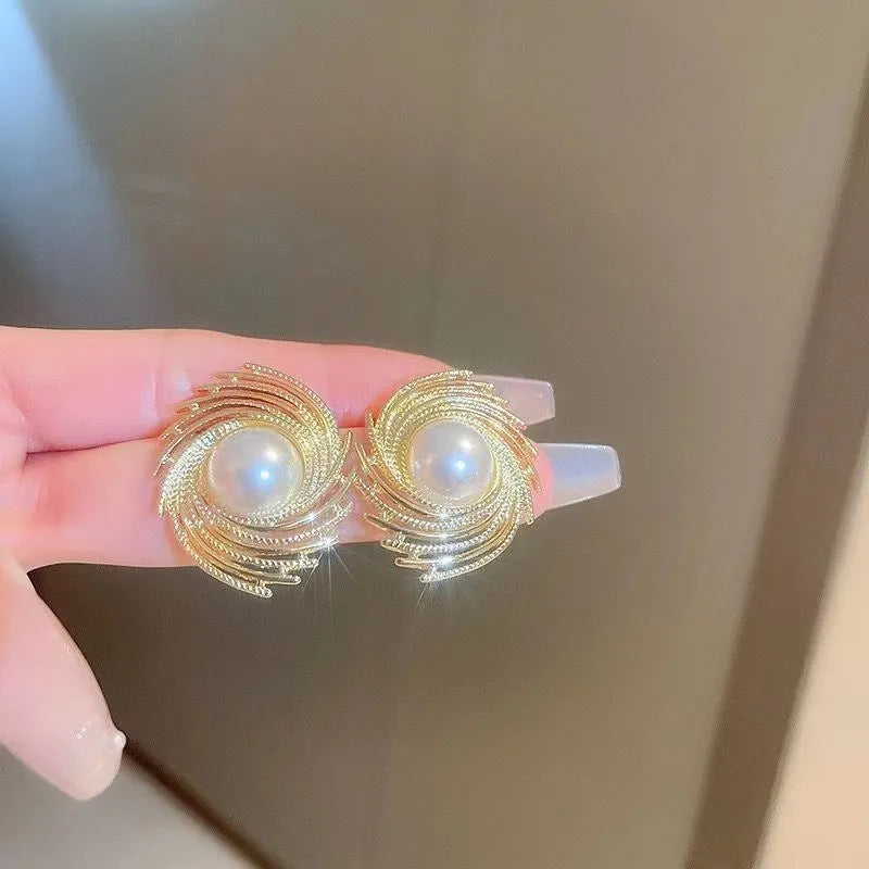 Pearl-coloured flower-shaped women's earrings with irregular decorative elements on electroplated alloy