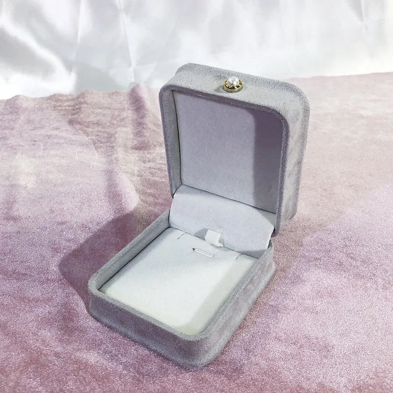 Light green flannel waist-tight jewelry box with pearl buckle for pendant storage