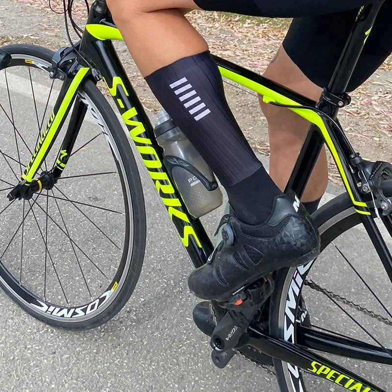 Athletic socks for cycling and running in chemical fibre blend fabric with moisture-wicking properties