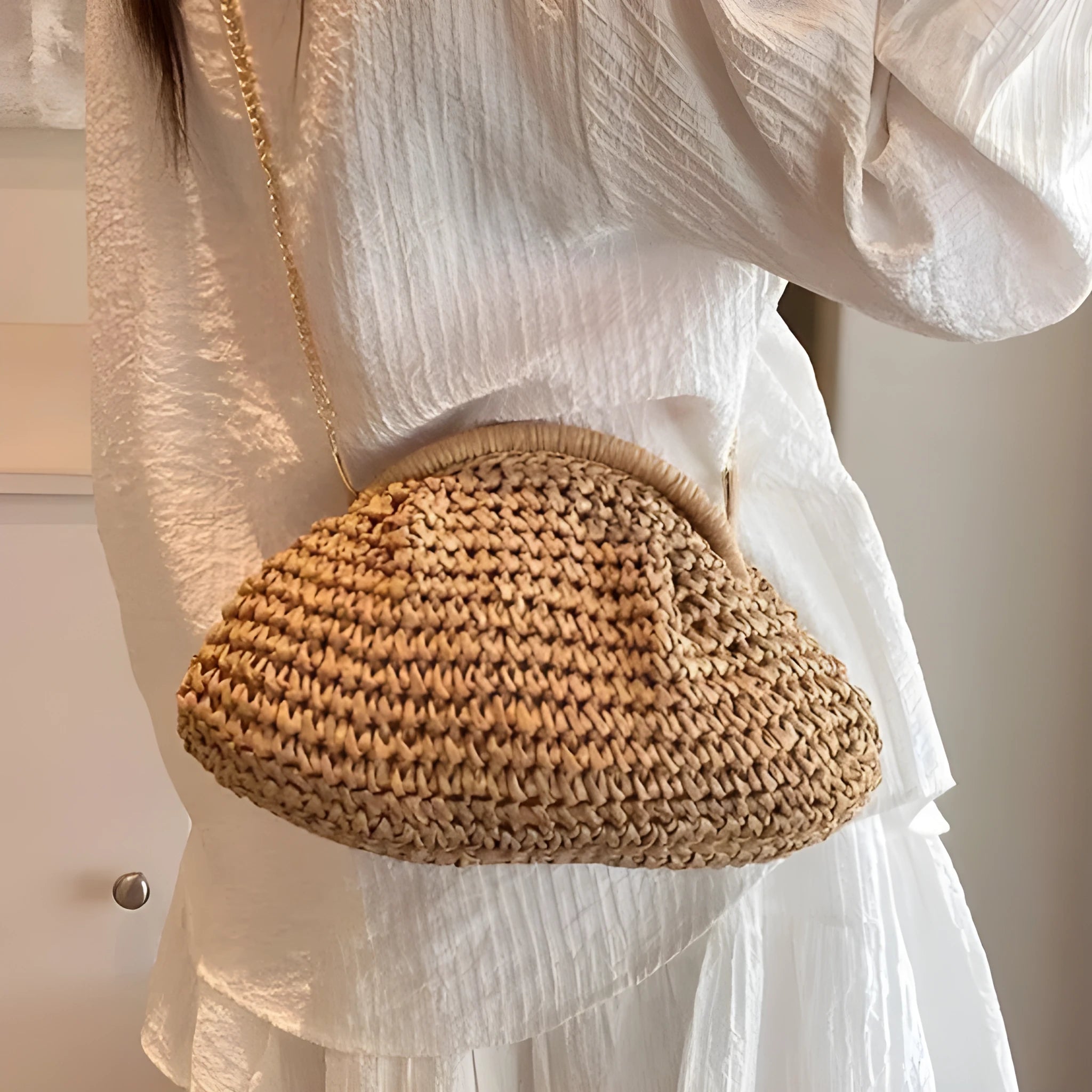 Women's straw beach shoulder bag in shell shape with chain details