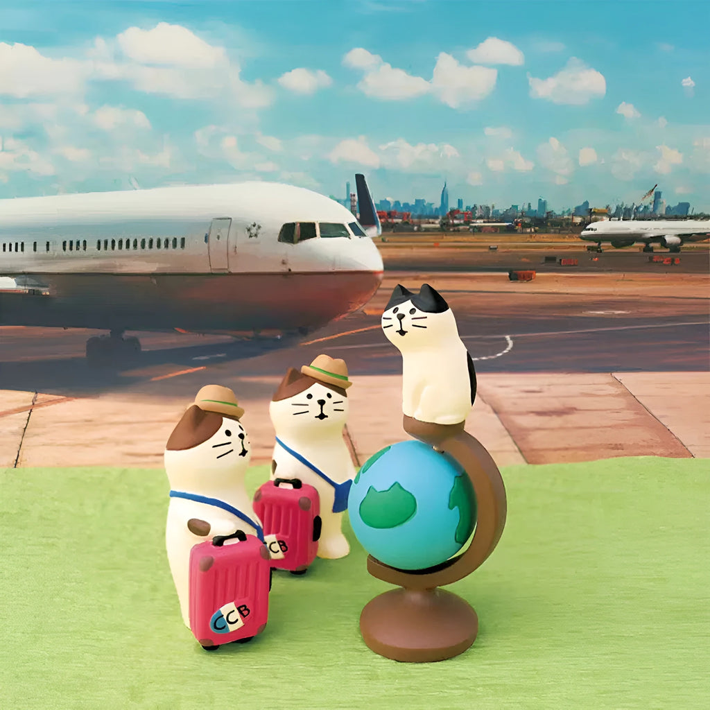 Cartoon cat resin figurine with Statue of Liberty travel theme on display