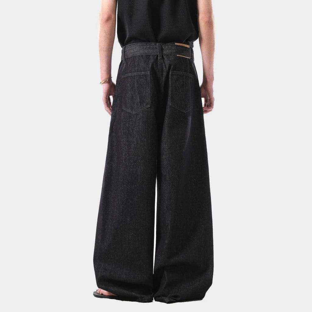 Black straight-leg jeans with high waist, gold detailing and American retro style